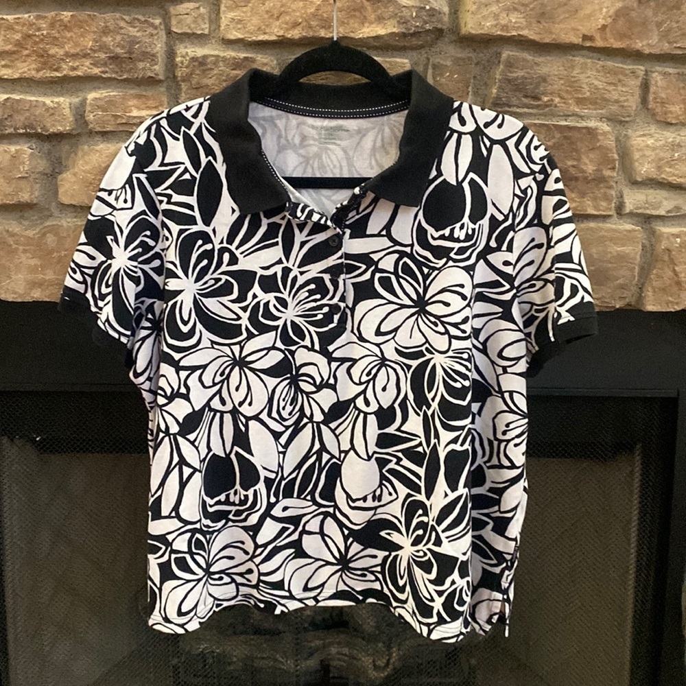Liz Claiborne "Modern Fit" black and white floral top. Size 1X